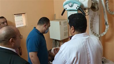 نائب محافظ الدقهلية يطمئن على مصابي انهيار عقار المنصورة
