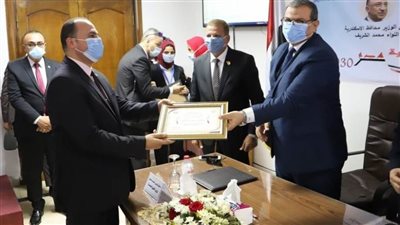 وزير القوى العاملة يكرم 8 من قدامى مديري القوى العاملة بالإسكندرية