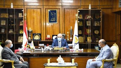 محافظ قنا يناقش آلية الارتقاء بالأنشطة الرياضية بالمحافظة