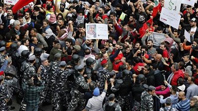  إزالة آثار الاشتباكات بين المتظاهرين والأمن من شوارع بيروت