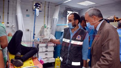 محافظ القليوبية ومدير الأمن يتابعان المصابين بمستشفى بنها الجامعى