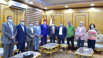 رئيس جامعة بني سويف يبحث ربط البحث العلمي بالصناعة