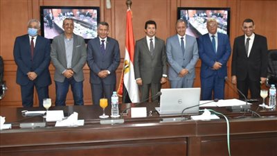 الرياضة توقع برتوكول تعاون مع شركة النجيل الصناعي الألمانية