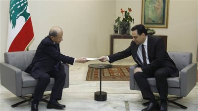 الرئيس اللبناني يقبل استقالة الحكومة ويطلب منها الاستمرار بتصريف الأعمال