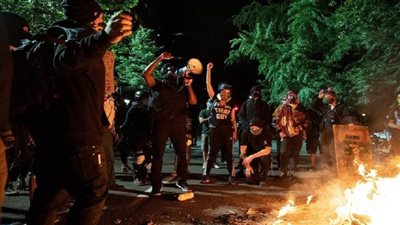 متظاهرون في بورتلاند يحرقون مكتب الشرطة