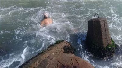 انتشال جثمان غريق بشاطئ الهانوفيل