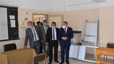 محافظ المنيا يتفقد عددا من لجان انتخابات مجلس الشيوخ ويدعو المواطنين للمشاركة