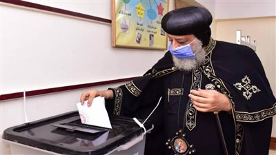 بالصور..البابا تواضروس يدلي بصوته بمدرسة الخديوية بالوايلي