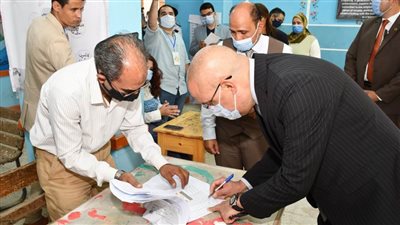 وزير الإسكان يُدلي بصوته فى اليوم الأول لانتخابات مجلس الشيوخ