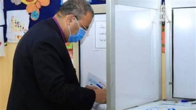 رئيس الطائفة الإنجيلية يدلى بصوته في انتخابات مجلس الشيوخ