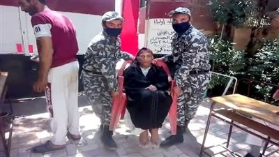 بالفيديو.. رجال شرطة القاهرة يساعدون ذوي الاحتياجات والمسنين للمشاركة بالانتخابات