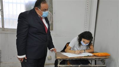 رئيس جامعة حلوان يتابع اختبارات القدرات لطلاب الثانوية