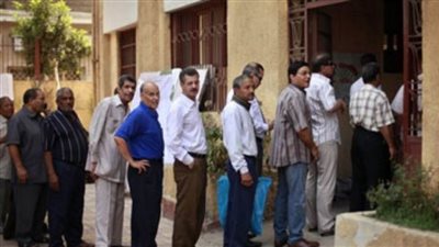 الناخبون يصطفون في طوابير أمام لجان مدرسة ناصر الثانوية بالساحل 