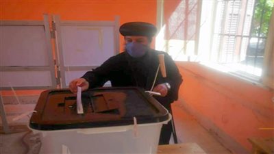 أسقف السويس يدلي بصوته في انتخابات مجلس الشيوخ