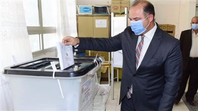 رئيس البورصة يدلي بصوته في انتخابات مجلس الشيوخ