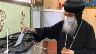 أسقف المنيا يدلي بصوته في انتخابات الشيوخ 