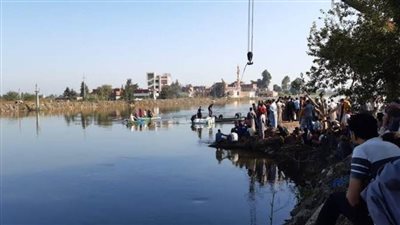 انتشال سيارتين من المعدية الغارقة في الرياح البحيرى بالبحيرة