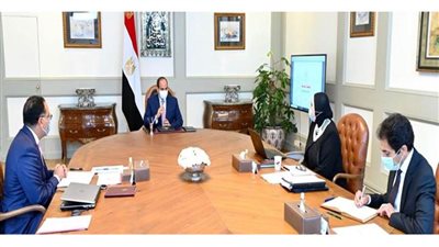 الرئيس السيسي يوجه بالاستمرار في دعم الحرف اليدوية وإقامة المجمعات الصناعية