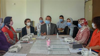 محافظ الإسكندرية يجتمع بأعضاء غرفة عمليات تلقي الاستفسارات حول 