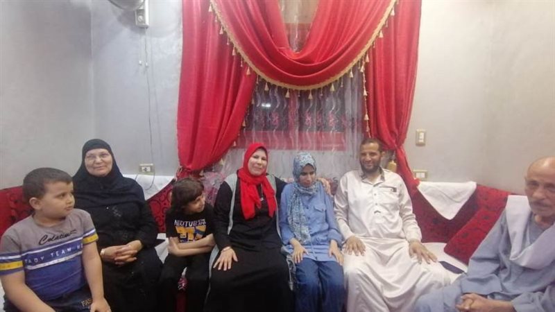 الطالبة مع أسرتها
