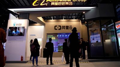 الرئيس الأمريكي يدرس حظر شركة 