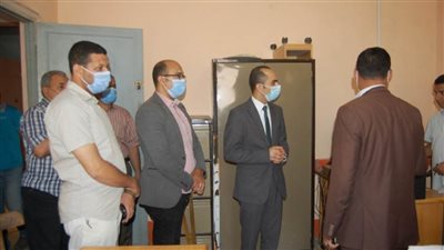 نائب محافظ سوهاج يتفقد سير العمل بإدارة خدمة المواطنين بأخميم