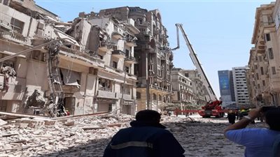 «النيابة العامة» تباشر التحقيقات في واقعة انهيار عقار بشارع قصر النيل بالقاهرة