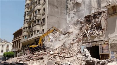 بالصور .. إزالة عقار قصر النيل المنهار