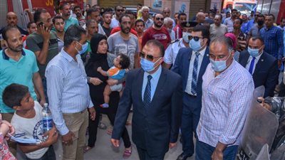 بالصور.. محافظ الإسكندرية يتفقد العقارين المنهارين بالجمرك