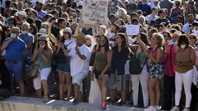 المئات يتظاهرون في مدريد رفضا للكمامات