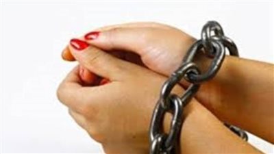 ضبط سيدة تعرض نجلتها عبر الفيس بوك لراغبي المتعة الحرام