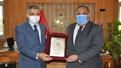 رئيس جامعة حلوان يستقبل رئيس هيئة قناة السويس