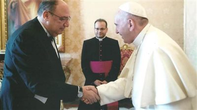 السفير المصري في الفاتيكان يتقلد وسامًا بدرجة فارس