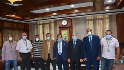  محافظ المنيا يبحث مع وفد الزراعة دعم القوافل البيطرية لصغار المزارعين