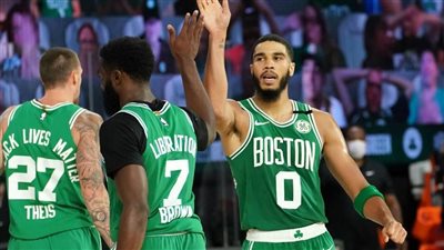 تاتوم يقود سلتيكس للفوز على سفنتي سيكسرز في دوري كرة السلة الأمريكي للمحترفين