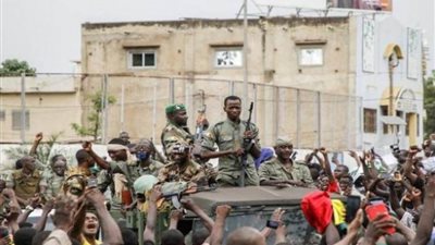 واشنطن تعلق تعاونها العسكري مع مالي بعد الإطاحة بالرئيس