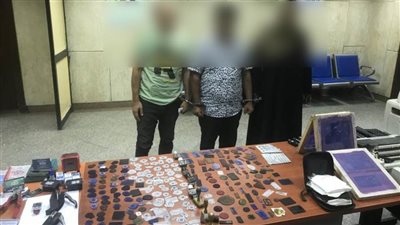 سقوط تشكيل عصابي ينتحل شخصية المتوفين والمسافرين بمستندات مزورة.. (صور)