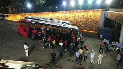 وصول حافلة الأهلي استعدادًا لمواجهة الزمالك في القمة 120