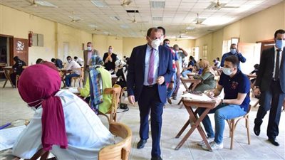 رئيس جامعة بني سويف يتفقد امتحانات الدراسات العليا بالحقوق
