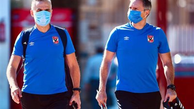 المدرب العام للأهلي يعقد جلسة مطولة مع علي معلول للحديث عن بعض الجوانب الفنية