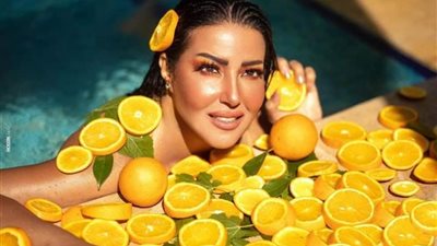 سمية الخشاب في جلسة تصوير مثيرة في حمام سباحة