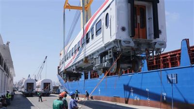 وزير النقل يعلن وصول دفعة جديدة من عربات ركاب السكك الحديد