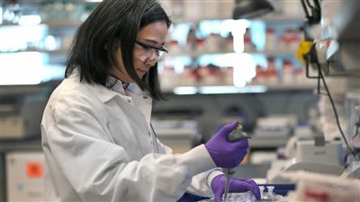 فاينانشيال تايمز: الولايات المتحدة تستعد لجدل سياسي بشأن من يحصل على لقاحات كورونا أولا