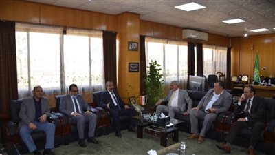 محافظ الإسماعيلية يستقبل رئيس مجلس إدارة شركة المقاولون العرب