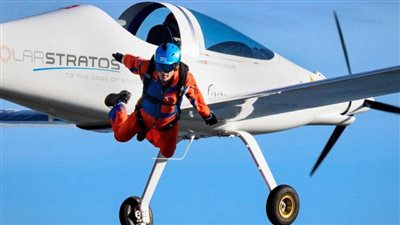 أول قفزة في العالم من طائرة تعمل بالطاقة الشمسية