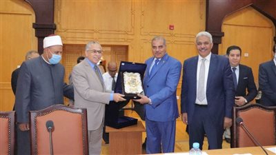 مجلس جامعة الأزهر يكرم القيادات السابقة