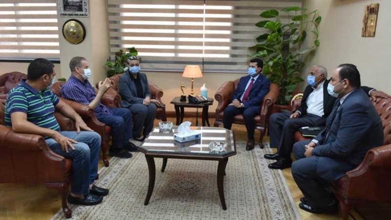 وزير الرياضة مع اللجنة