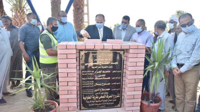 محافظ أسيوط يضع حجر
