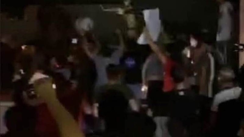 المتظاهرون أثناء