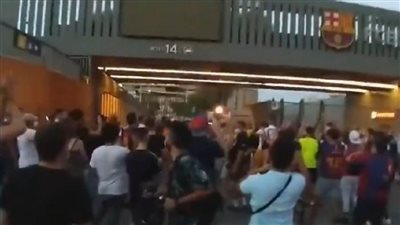 العشرات من جماهير برشلونة يقتحمون ملعب 